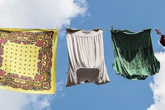 Tchyně mi na přinesla staré oblečení po své dceři. Když jsem ho rozbalila, chtělo se mi brečet - Médium.cz